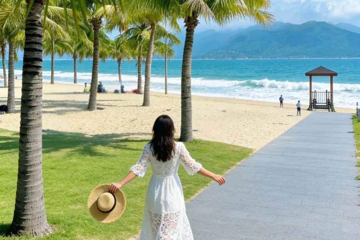 夏日来临，这座滨海小城吸引众多年轻人打卡……